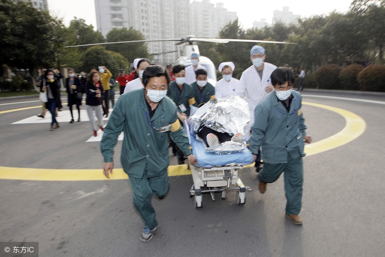 男子灯泡放嘴里拿不出来去医院,男子塞灯泡拿不出来