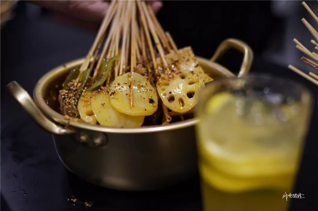 最火的冷锅串串店的细节,经典冷锅串串火锅