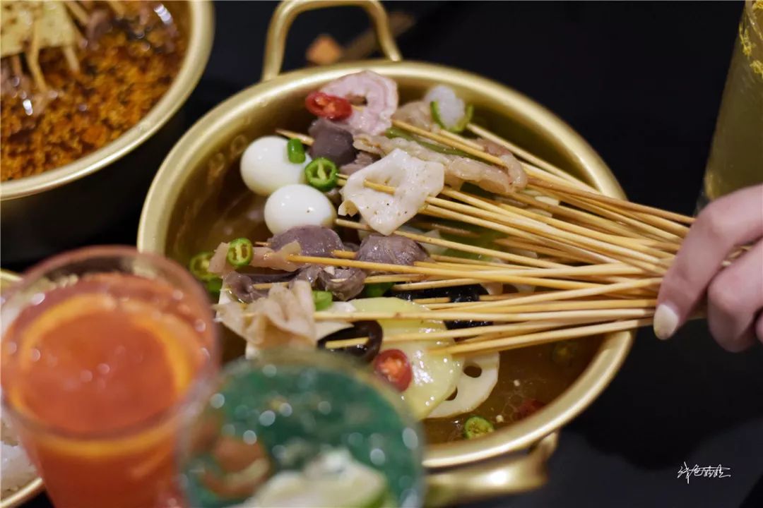 最火的冷锅串串店的细节,经典冷锅串串火锅