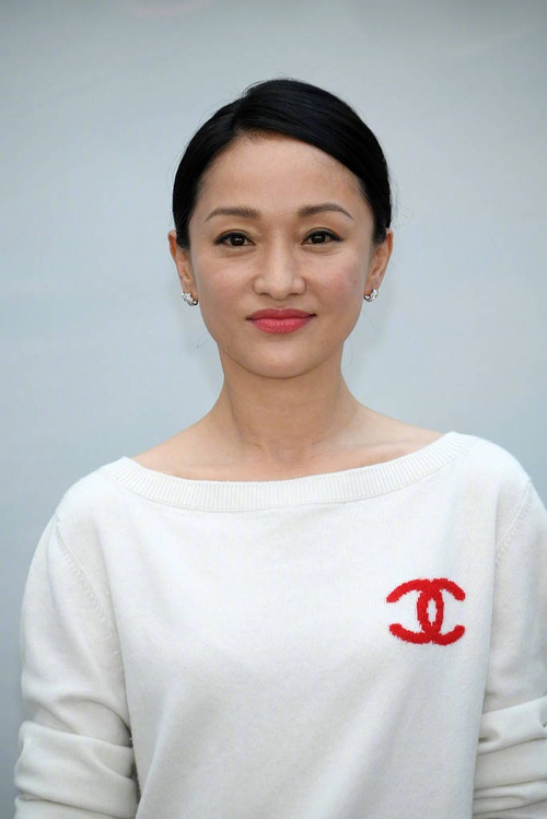 46岁周迅穿露肩装现身,周迅素颜亮相穿着休闲