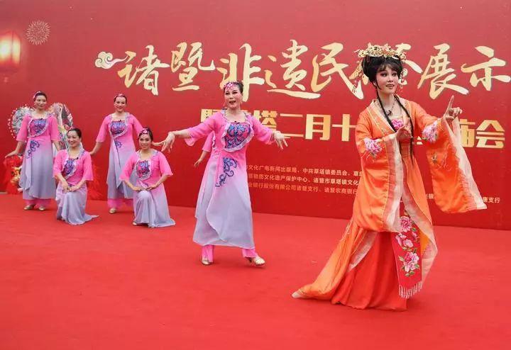 古代皇帝和不同地区大臣怎么交流,古代没有普通话上朝时怎么交流啊