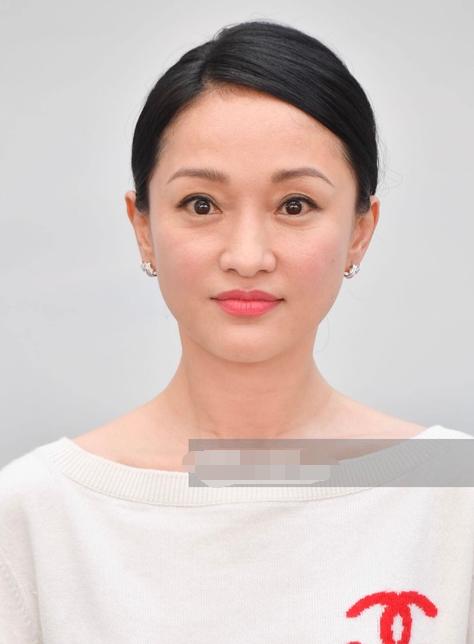 46岁周迅穿露肩装现身,周迅素颜亮相穿着休闲