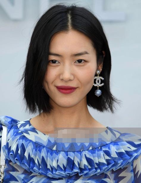 46岁周迅穿露肩装现身,周迅素颜亮相穿着休闲