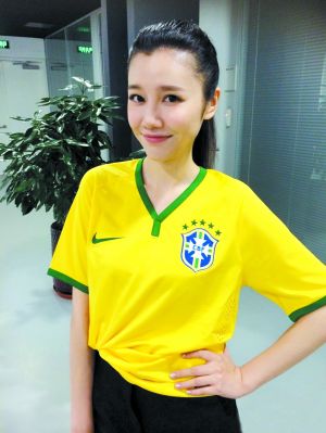 世界杯不光能看球,还能看到各国的美女,难怪男人都喜欢看球!