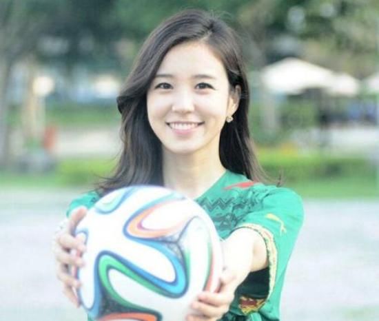 世界杯不光能看球,还能看到各国的美女,难怪男人都喜欢看球!