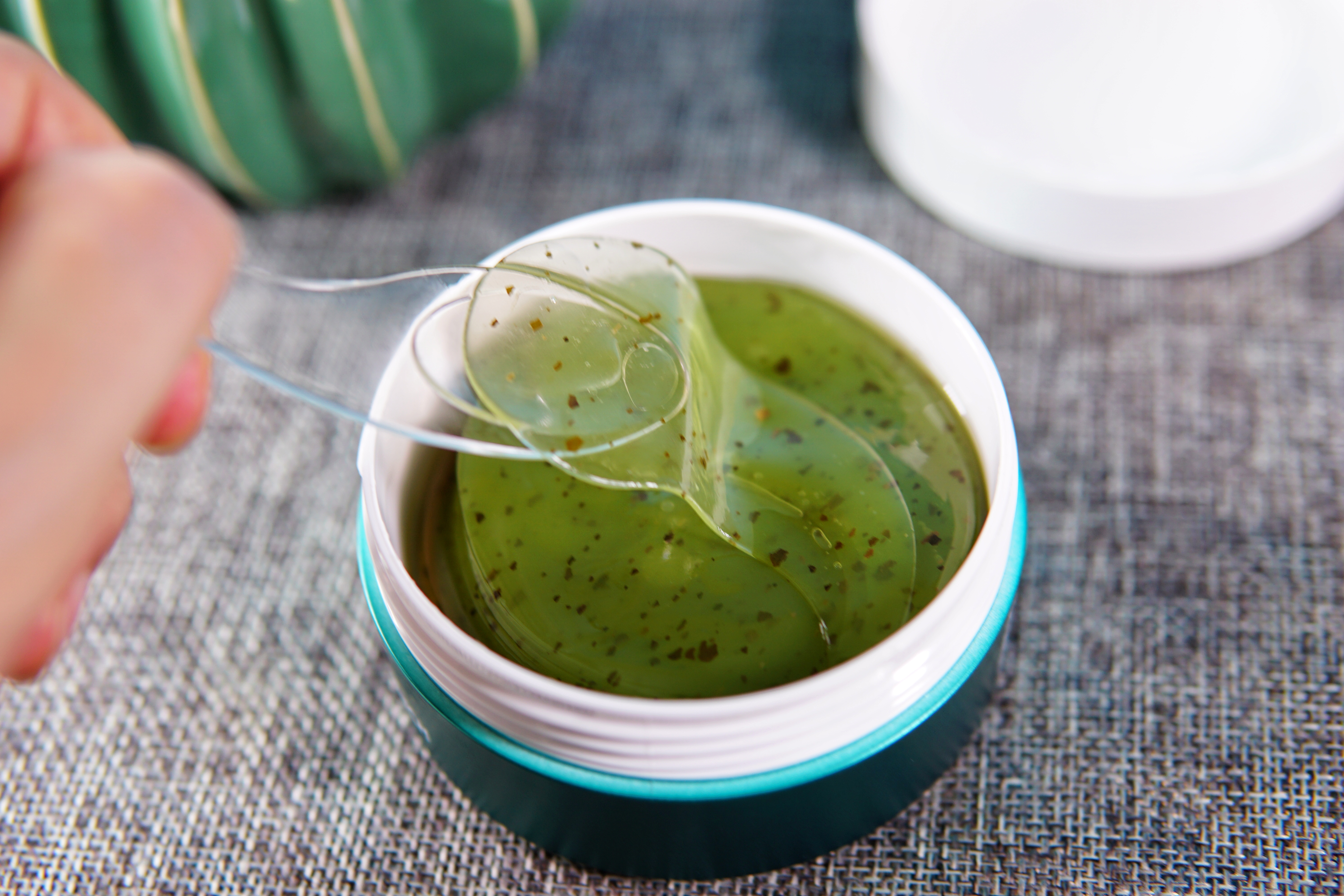 用了好多眼膜眼睛周围还是好干,最好用的十大眼膜排名