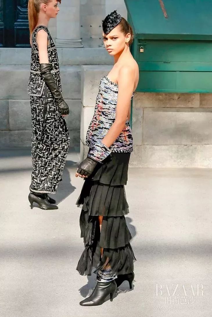 塞纳河倒映着埃菲尔铁塔,香奈儿的绝美高定