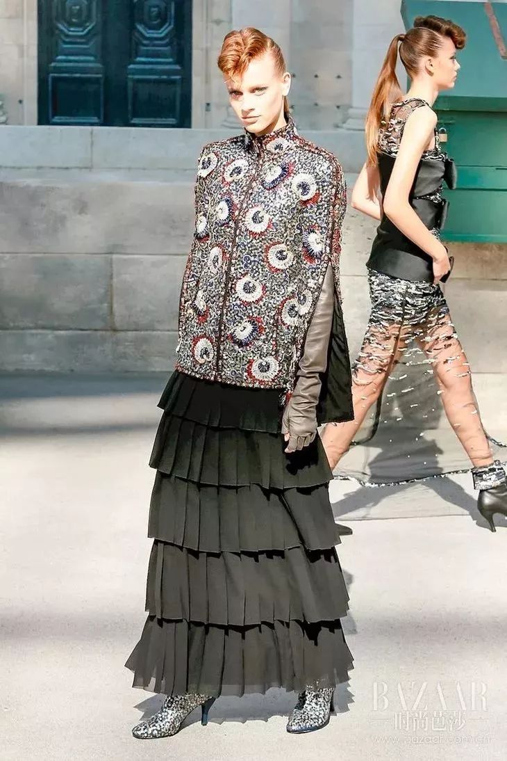 塞纳河倒映着埃菲尔铁塔,香奈儿的绝美高定