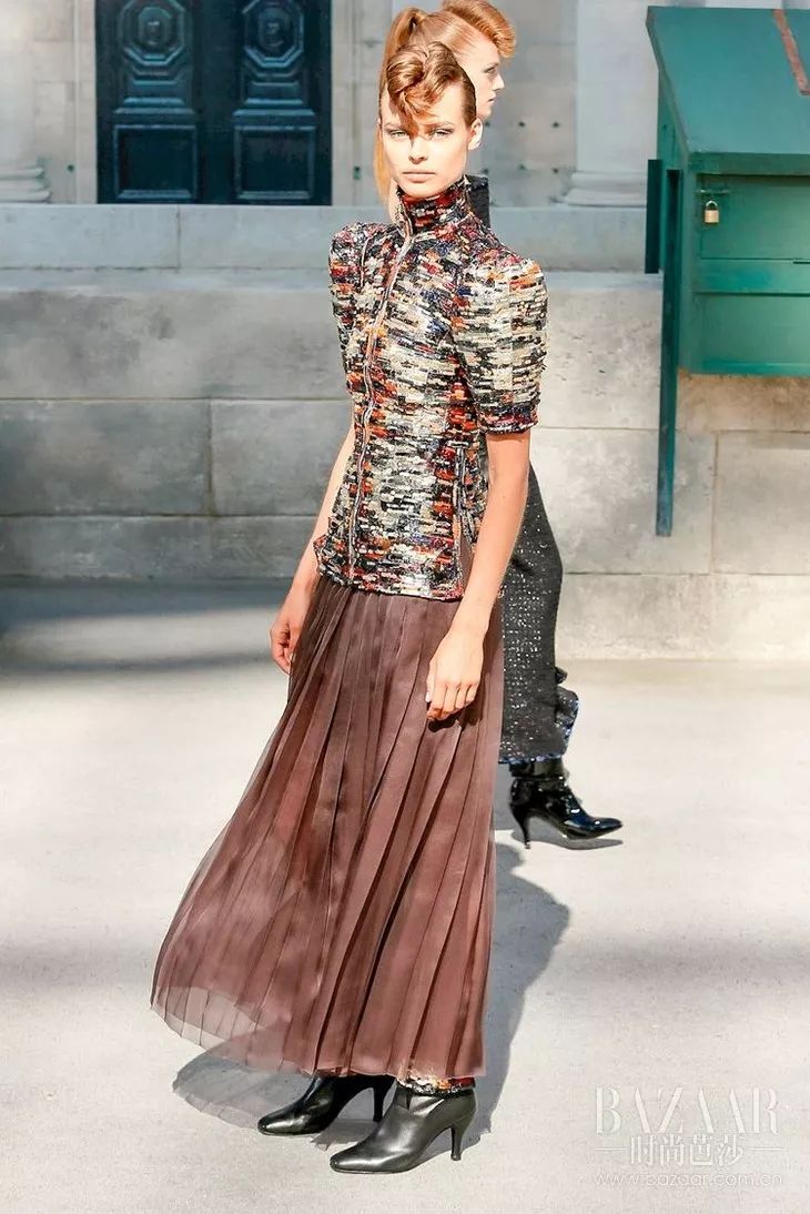 塞纳河倒映着埃菲尔铁塔,香奈儿的绝美高定