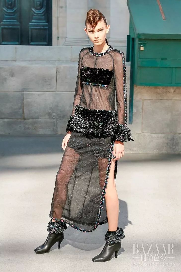 塞纳河倒映着埃菲尔铁塔,香奈儿的绝美高定