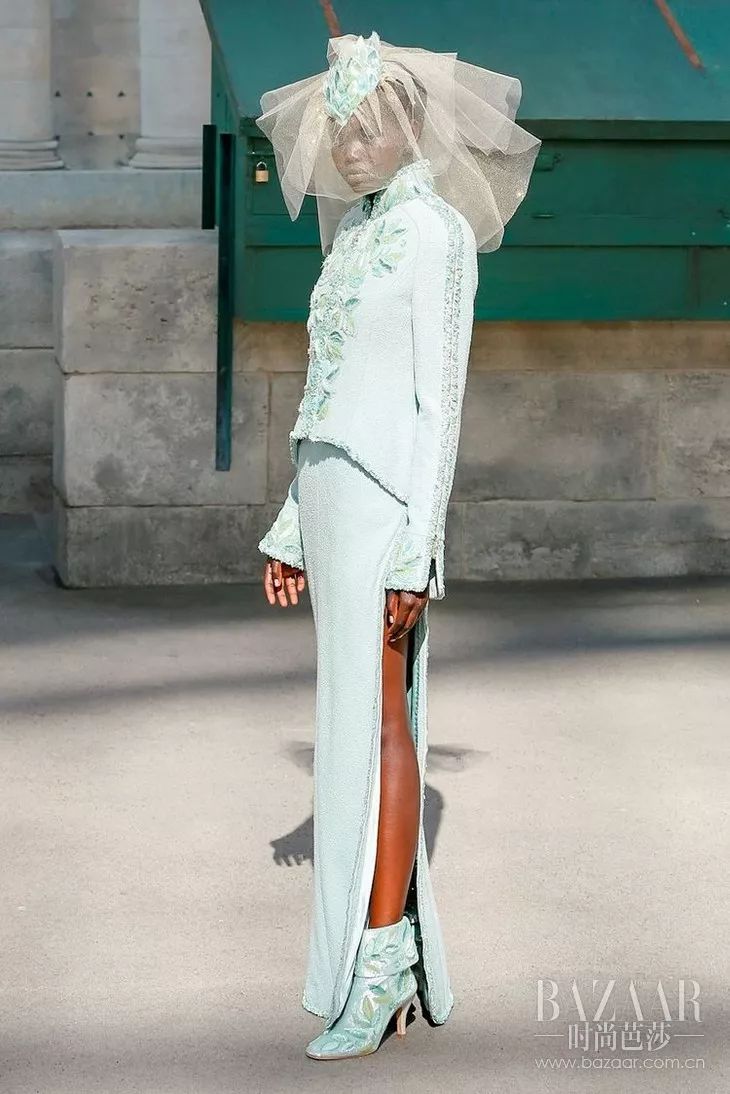 塞纳河倒映着埃菲尔铁塔,香奈儿的绝美高定