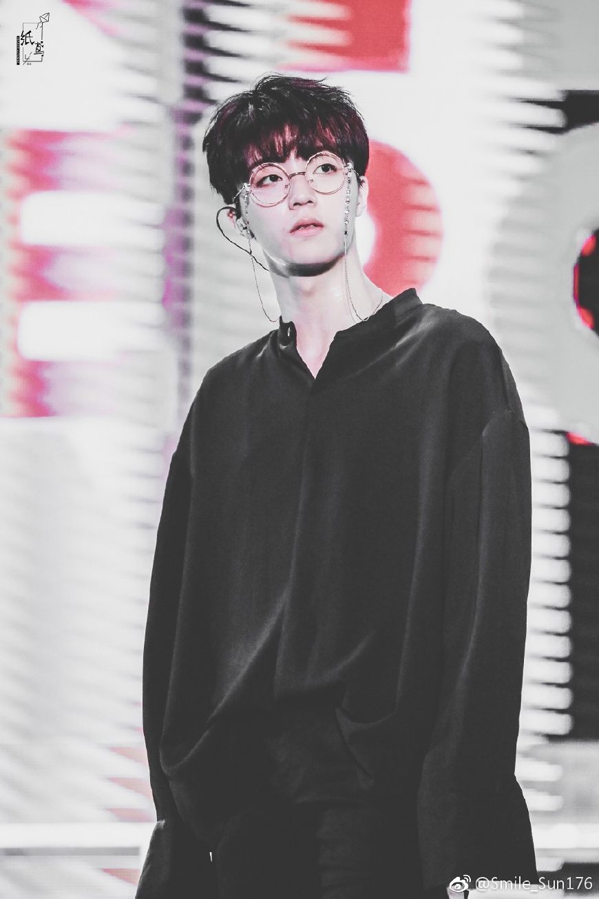 范丞丞绿头和黄明昊紫发造型,秦霄贤范丞丞gq盛典造型