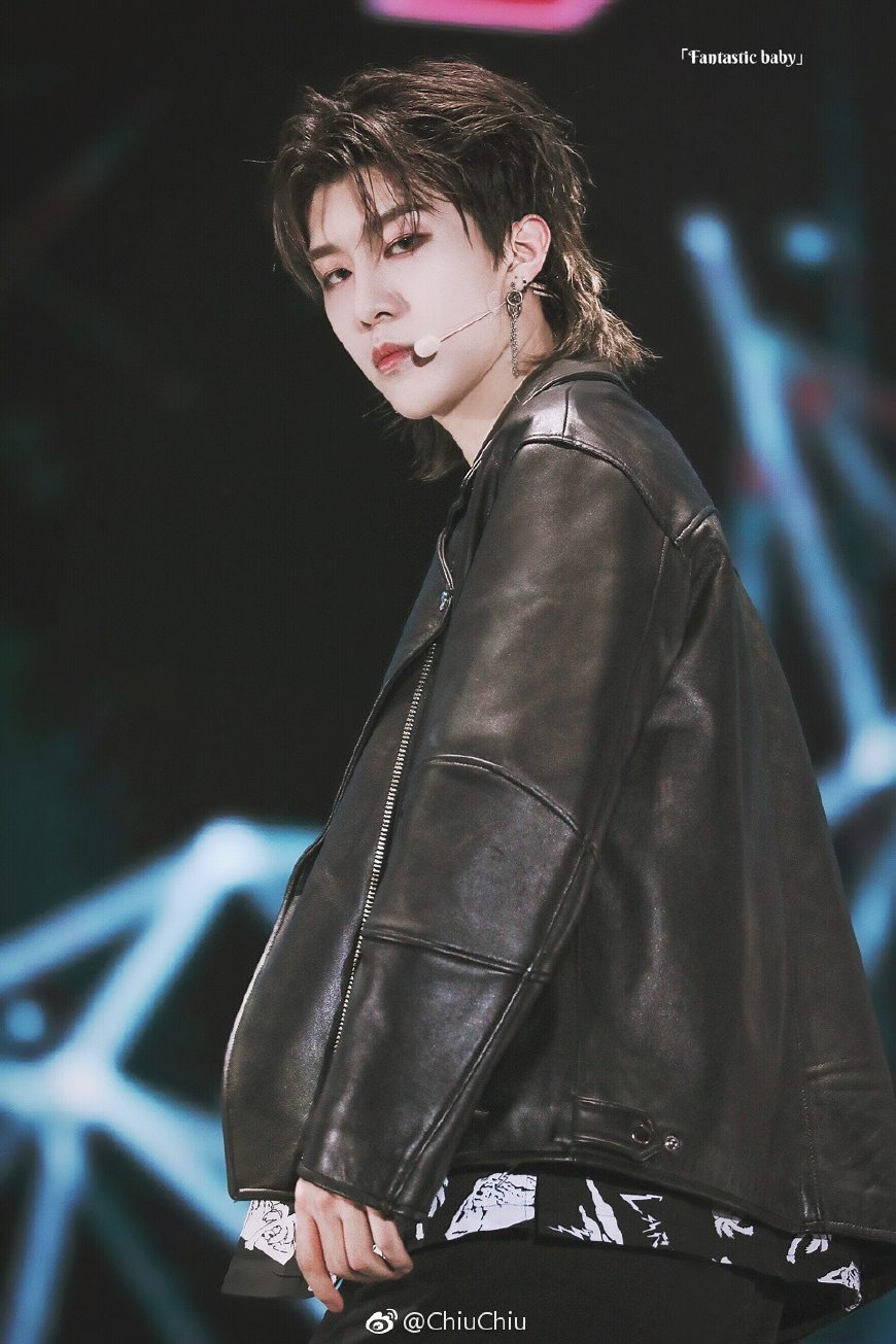 范丞丞绿头和黄明昊紫发造型,秦霄贤范丞丞gq盛典造型