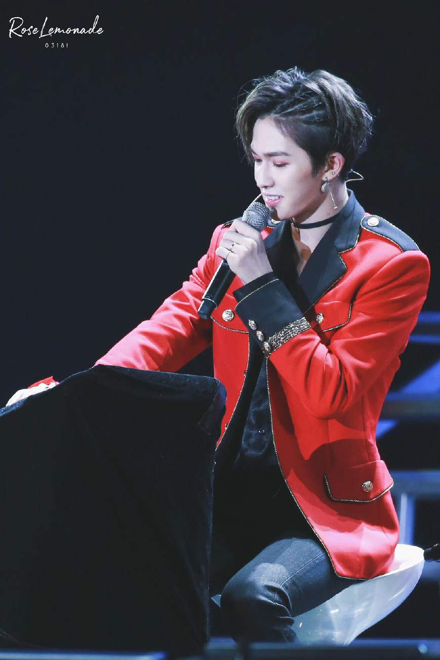 范丞丞绿头和黄明昊紫发造型,秦霄贤范丞丞gq盛典造型