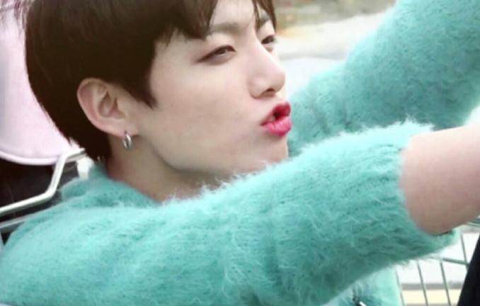 防弹第一“吃货”，田柾国炸鸡、鱿鱼吃不停，粉丝担忧：要变胖