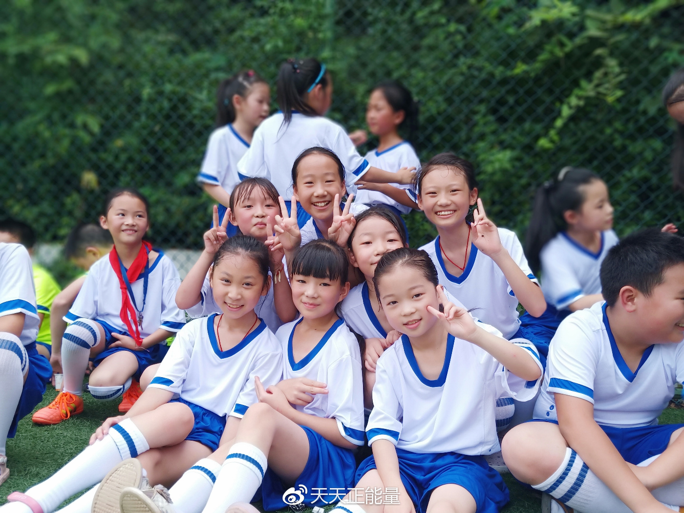 我们办了一场“乡村世界杯”，孩子们赛场上都铆足了劲