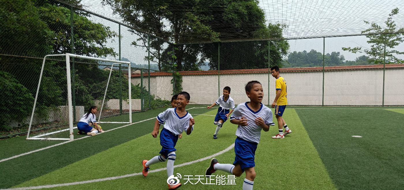 我们办了一场“乡村世界杯”，孩子们赛场上都铆足了劲