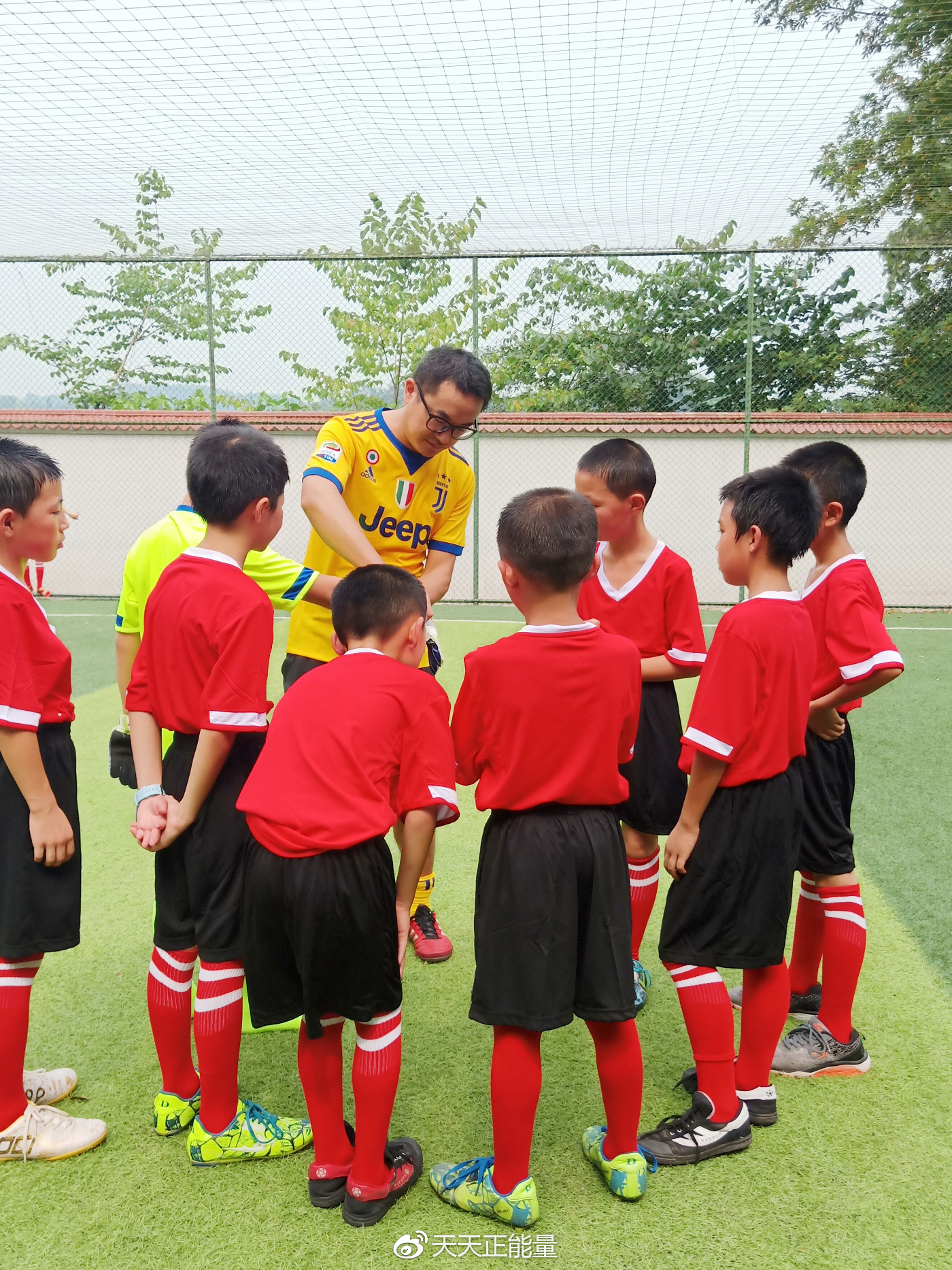 我们办了一场“乡村世界杯”，孩子们赛场上都铆足了劲
