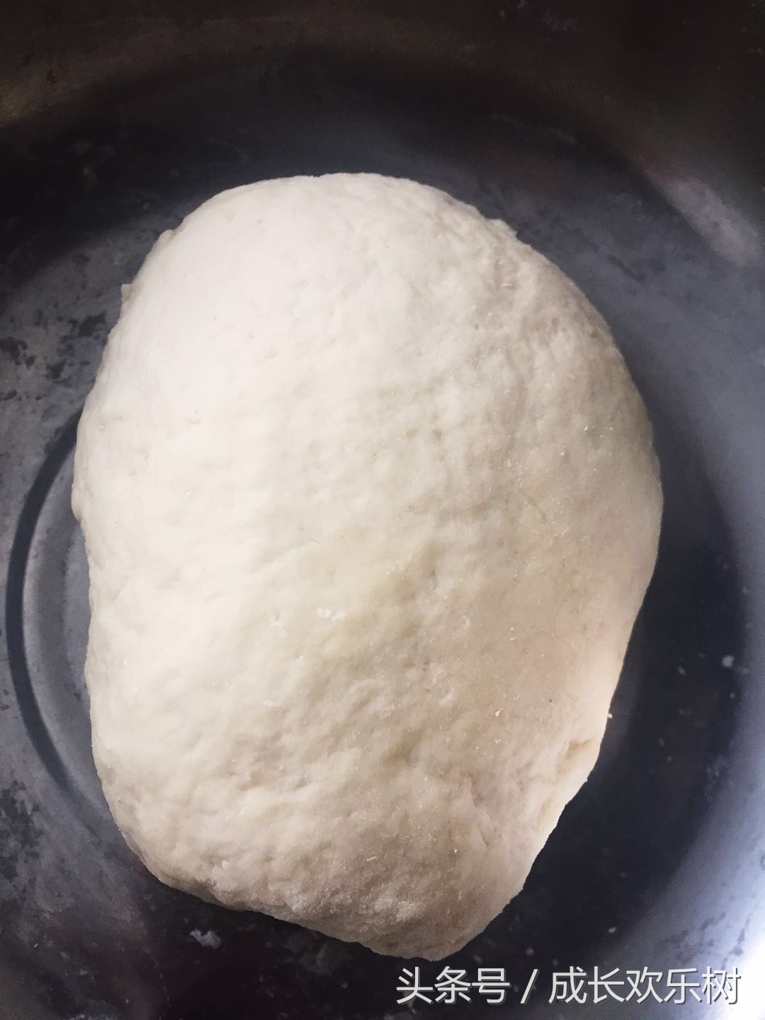 爸爸看世界杯宝宝趴床边,老爸看足球世界杯