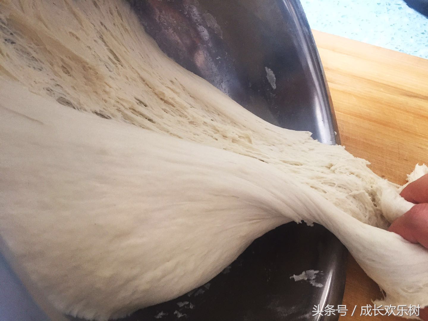 爸爸看世界杯宝宝趴床边,老爸看足球世界杯