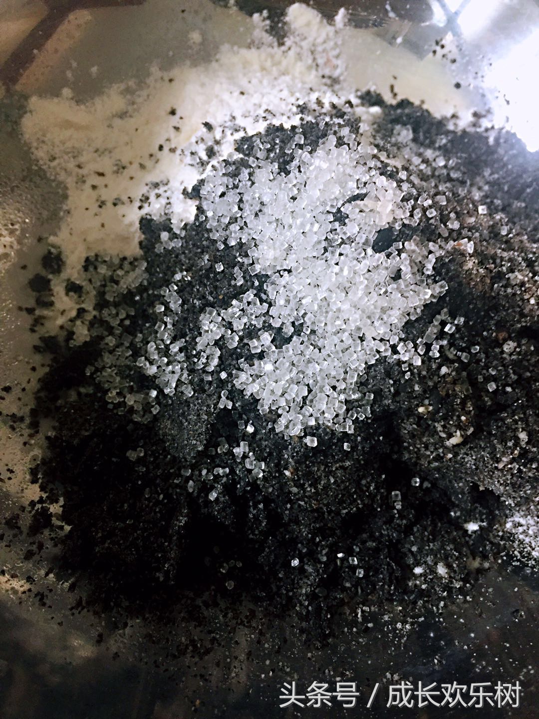 爸爸看世界杯宝宝趴床边,老爸看足球世界杯