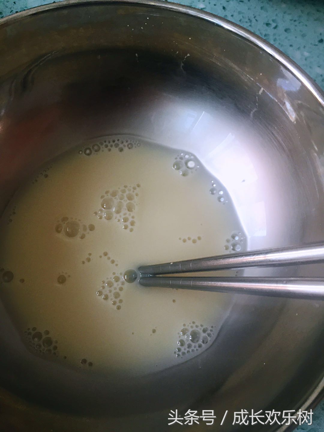 爸爸看世界杯宝宝趴床边,老爸看足球世界杯