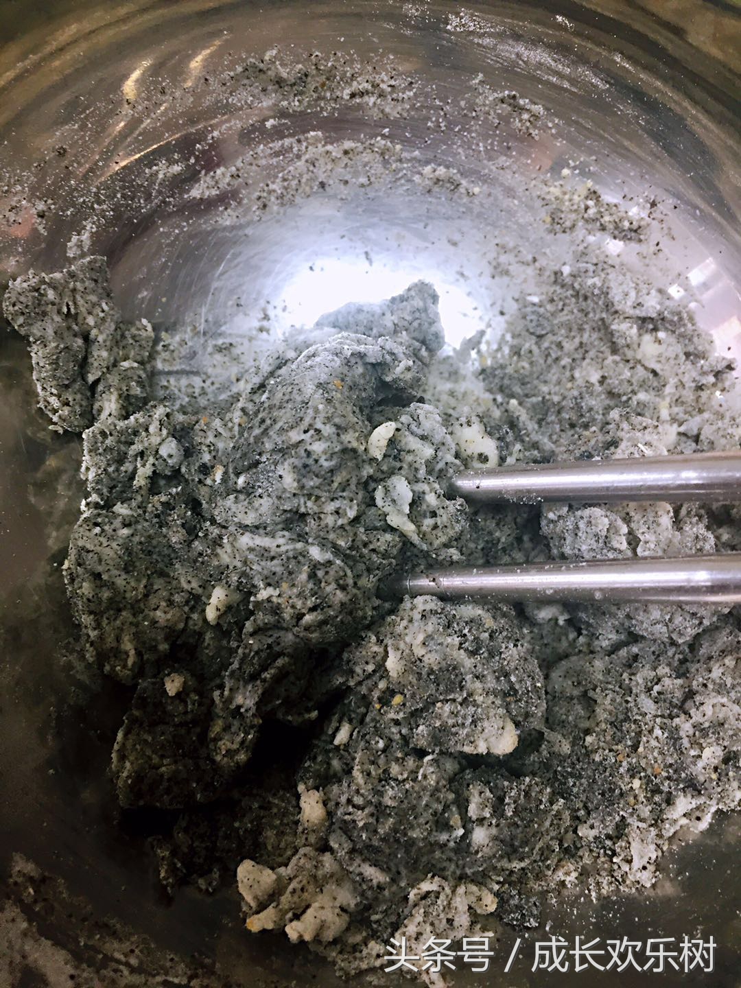 爸爸看世界杯宝宝趴床边,老爸看足球世界杯