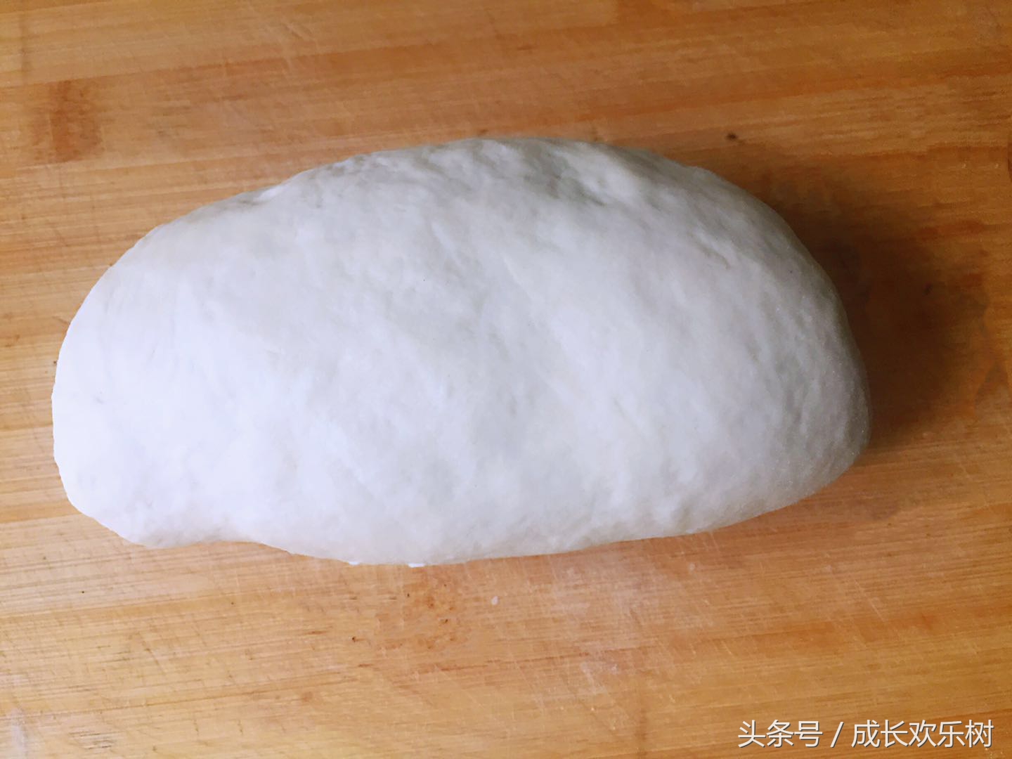 爸爸看世界杯宝宝趴床边,老爸看足球世界杯