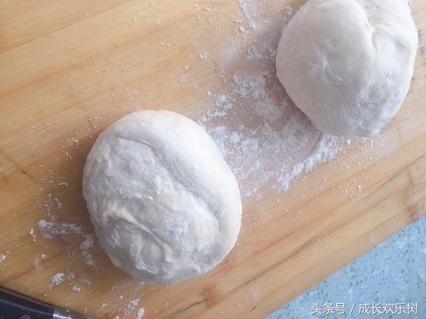 爸爸看世界杯宝宝趴床边,老爸看足球世界杯