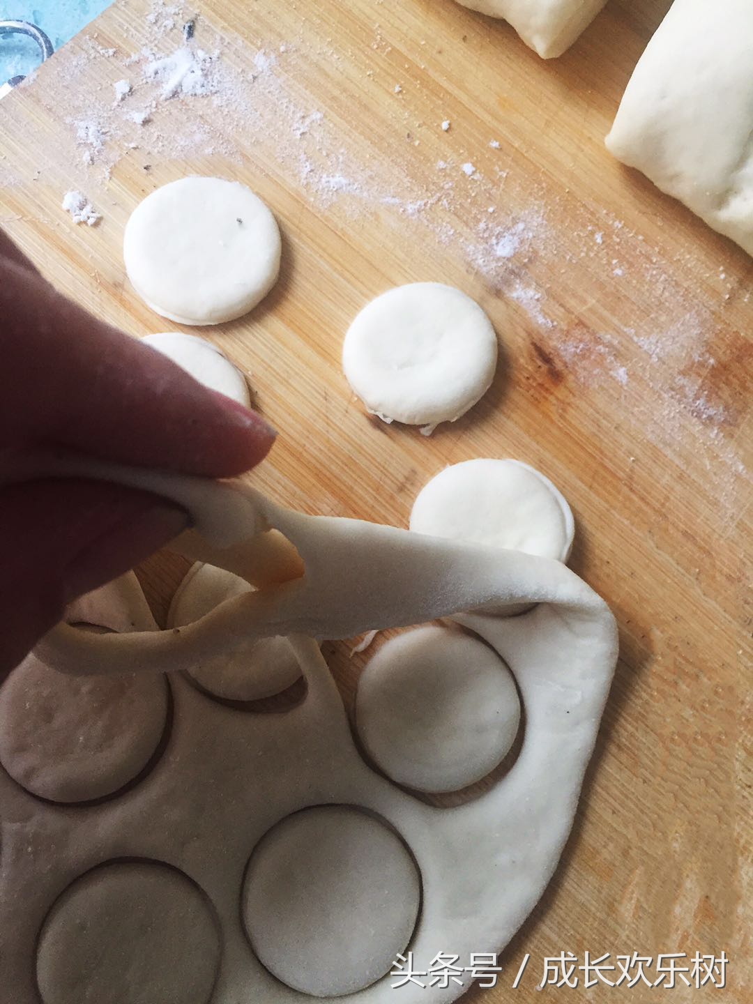 爸爸看世界杯宝宝趴床边,老爸看足球世界杯