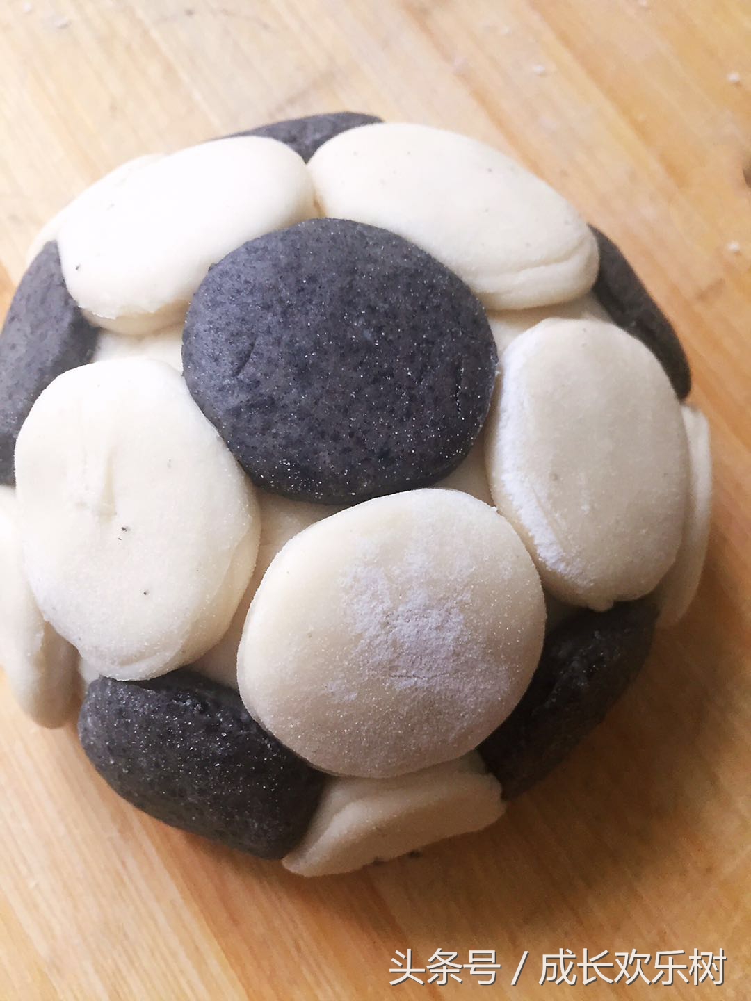 爸爸看世界杯宝宝趴床边,老爸看足球世界杯