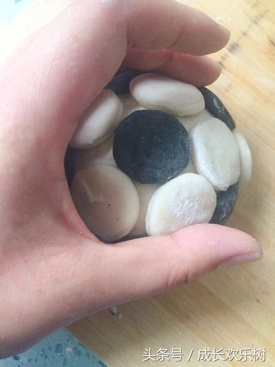 爸爸看世界杯宝宝趴床边,老爸看足球世界杯