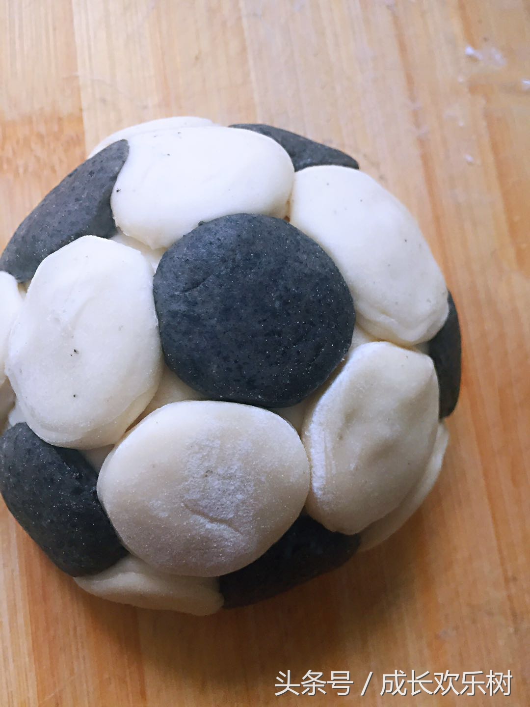 爸爸看世界杯宝宝趴床边,老爸看足球世界杯