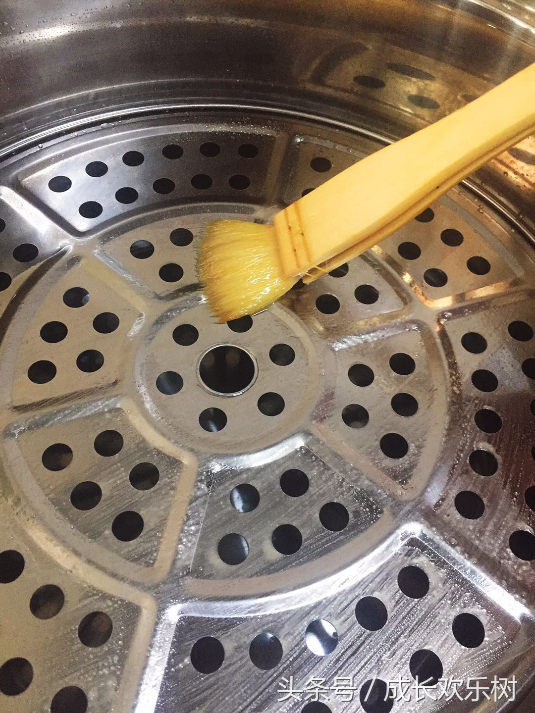 爸爸看世界杯宝宝趴床边,老爸看足球世界杯