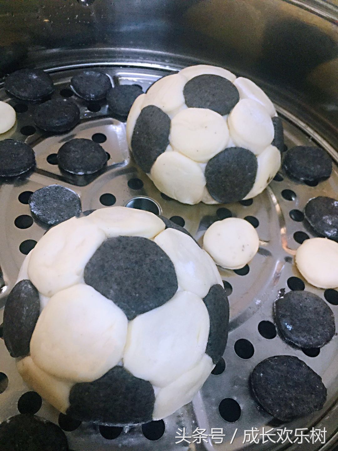 爸爸看世界杯宝宝趴床边,老爸看足球世界杯