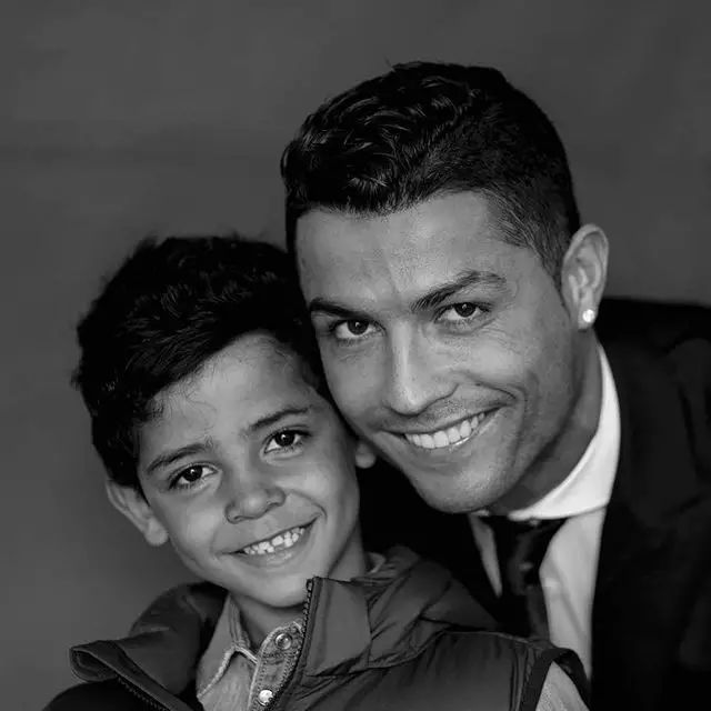 想不到总裁C罗输给了这个男人！其交往5年的超模女友被他拿下了