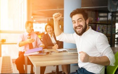 公务员面试领导让你帮他做事,面试领导要你从轻处理