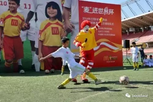 谁说中国足球不行？这群中国女孩，自己种菜捡垃圾，拿下世界冠军