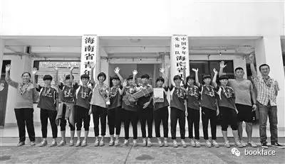 谁说中国足球不行？这群中国女孩，自己种菜捡垃圾，拿下世界冠军