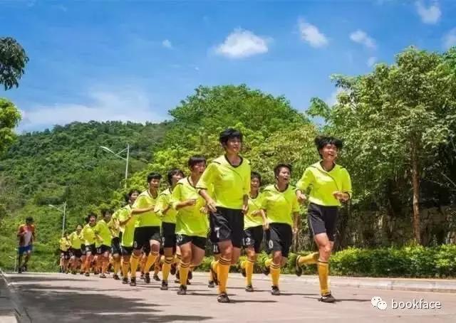 谁说中国足球不行？这群中国女孩，自己种菜捡垃圾，拿下世界冠军