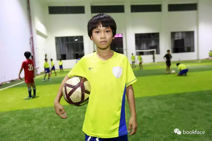 谁说中国足球不行？这群中国女孩，自己种菜捡垃圾，拿下世界冠军