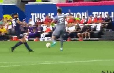 伊布玩花式足球,功夫足球代言人武僧佩佩