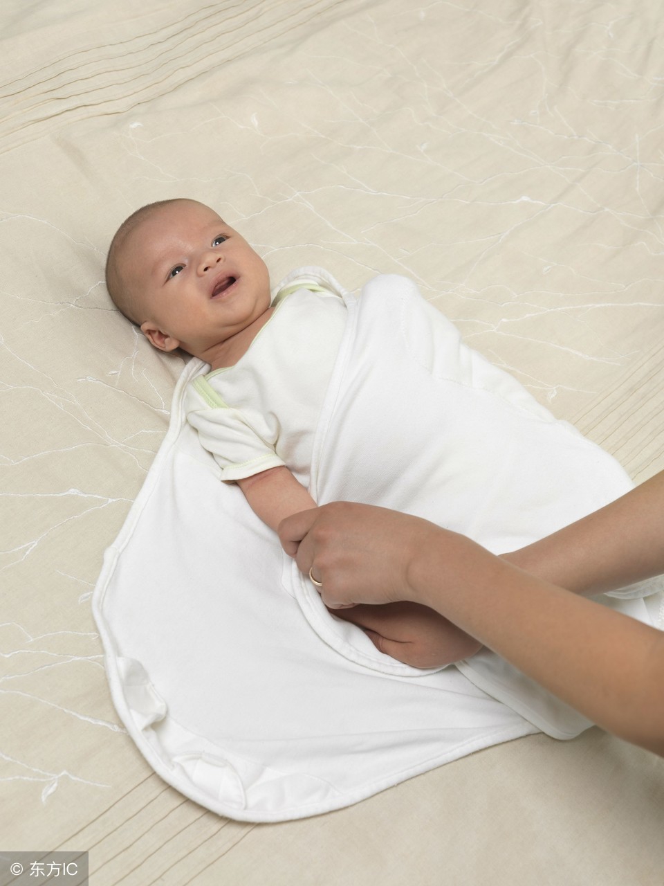 准爸爸裹襁褓,婴儿怎么包裹睡才舒服
