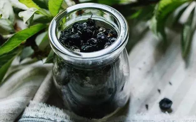 黑枸杞最好最正确的食用方法,黑枸杞的益处和坏处怎样吃法