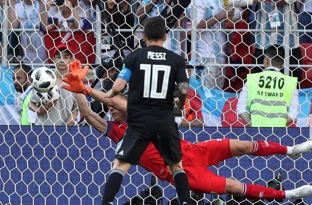 梅西躺着中枪,梅西世界杯现象级表现