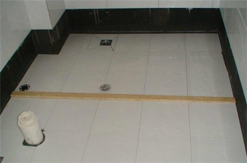 卫生间下水管顶部周围渗水原因,卫生间地面墙缝处渗水什么原因