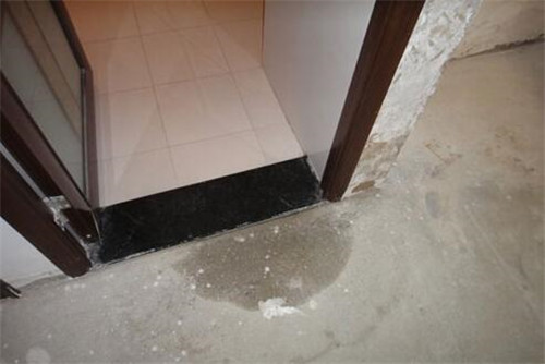 卫生间下水管顶部周围渗水原因,卫生间地面墙缝处渗水什么原因