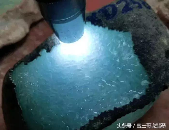 赌石应该赌什么样的翡翠原石,赌石赌的是玉还是翡翠