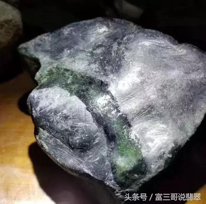 赌石应该赌什么样的翡翠原石,赌石赌的是玉还是翡翠