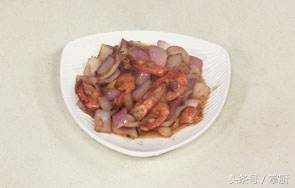 洋葱青椒爆炒虾的家常做法,洋葱虾怎么炒好吃家常做法